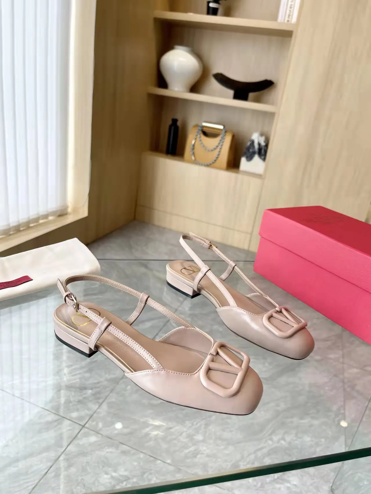 👟👟Ex-factory price 400👟👟 Genuine leather sole +40 Top version 𝑉𝐴𝐿𝐸𝑁𝑇𝐼𝑁𝑂 Valentino new spring and summer women's back hollow new sandals. Unique V-buckle hardware accessories bring out a full sense of luxury. The new season will live up to expectations! Worth buying★Absolutely high-grade❥Original method, Absolutely sensual❥Elegant style, creating a different feeling, simple and elegant style!  Code number: 35-41 (34-42 customized, non-returnable) Fabric: Imported sheepskin Inner foot pads: Inner sheepskin Heel height: 2 cm Leather outsole Rubber outsole